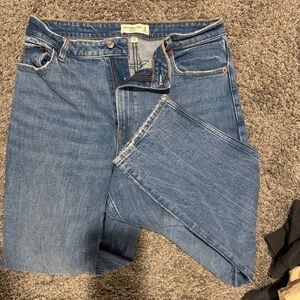 ABERCROMBIE CURVE LOVE 
THE MOM HIGH RISE